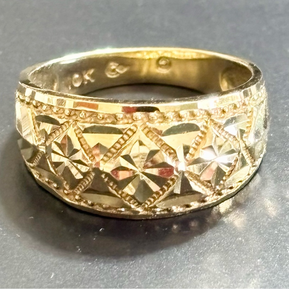 Solid 10k yellow gold diamond cut design ring - 3.8 grams - size 8.25